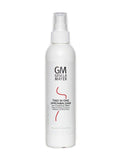 Spray soin 2-en-1 de Gisela Mayer pour perruques, prothèses capillaires et extensions, enrichi en provitamine B5 et extrait de gingembre pour nourrir, démêler et apporter brillance. Formule sans rinçage.