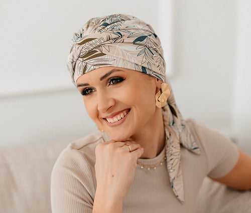 Turban chimio Amy en bambou beige à motif floral, doux et élégant, parfait pour alopécie ou chimiothérapie avec confort et style.
