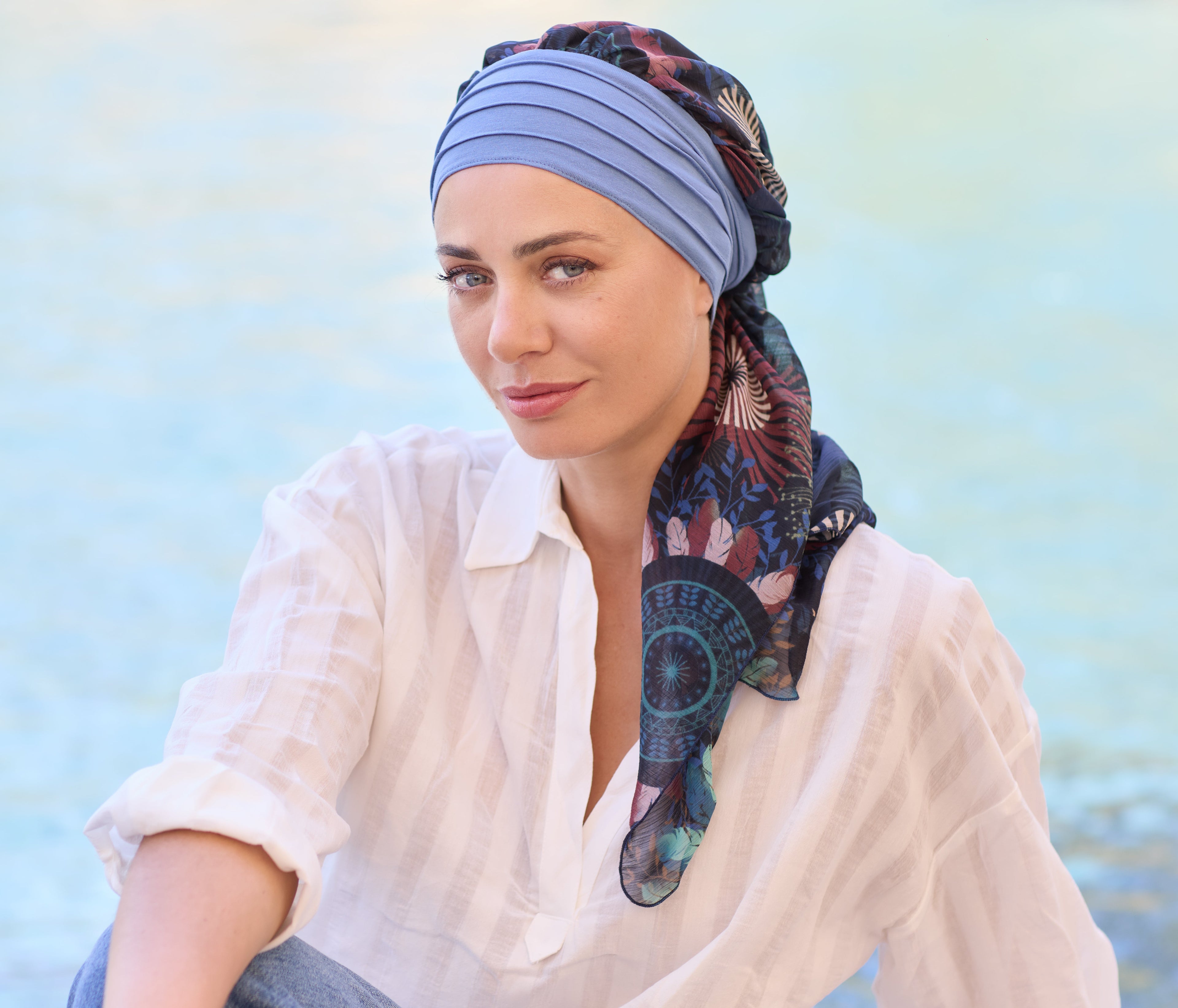 Turban chimio Notre Dame bleu nuit NJ Création, doux et confortable, idéal pour protéger le cuir chevelu en cas de pelade.