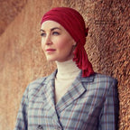 Turban femme drapé Tula, pré-noué pour volume et style facile. Adapté aux femmes avec pelade, alopécie ou perte de cheveux liée à la chimiothérapie. Confortable et élégant pour les journées d’automne.